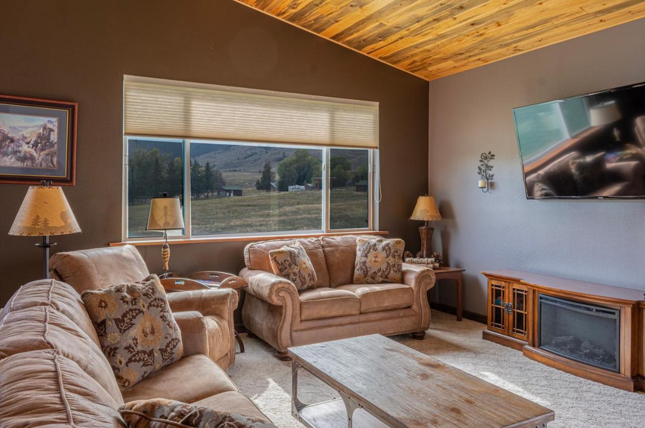 Bison Lodge - Lg Home - 2 Bedrooms - Less Than 5 Miles To Yellowstone North Entrance, Sleeps Up To 8 Gardiner Extérieur photo
