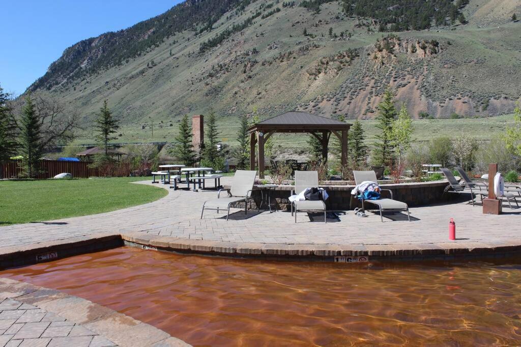 Bison Lodge - Lg Home - 2 Bedrooms - Less Than 5 Miles To Yellowstone North Entrance, Sleeps Up To 8 Gardiner Extérieur photo
