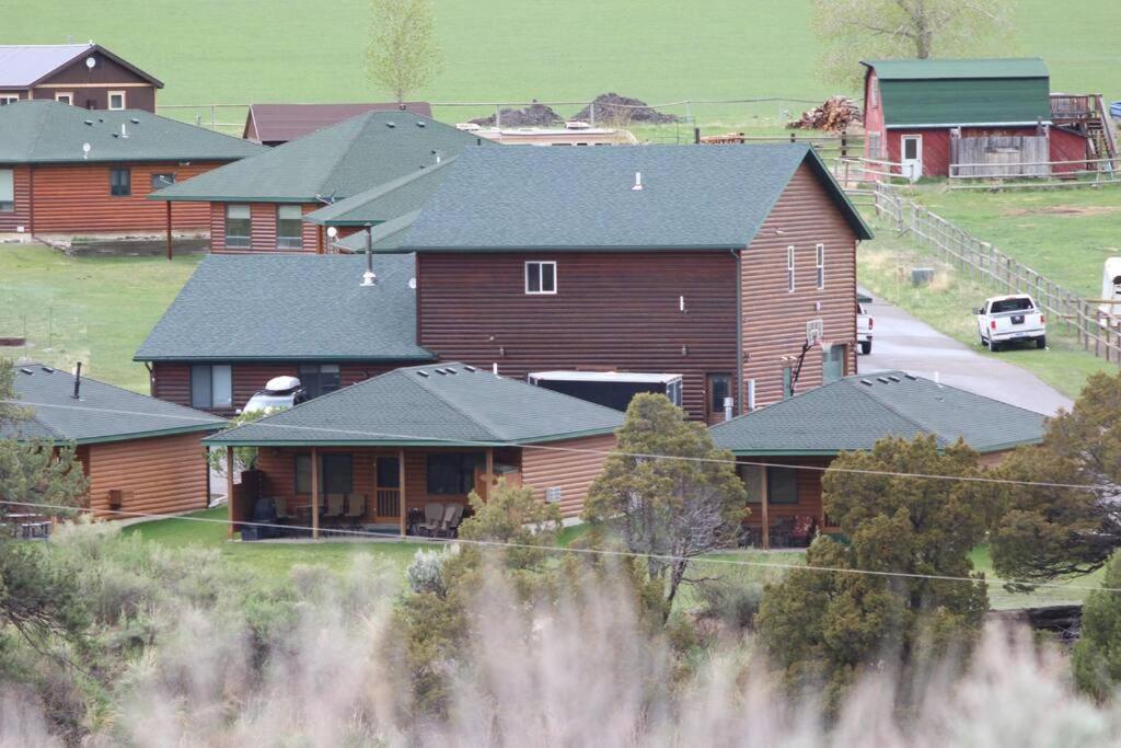 Bison Lodge - Lg Home - 2 Bedrooms - Less Than 5 Miles To Yellowstone North Entrance, Sleeps Up To 8 Gardiner Extérieur photo
