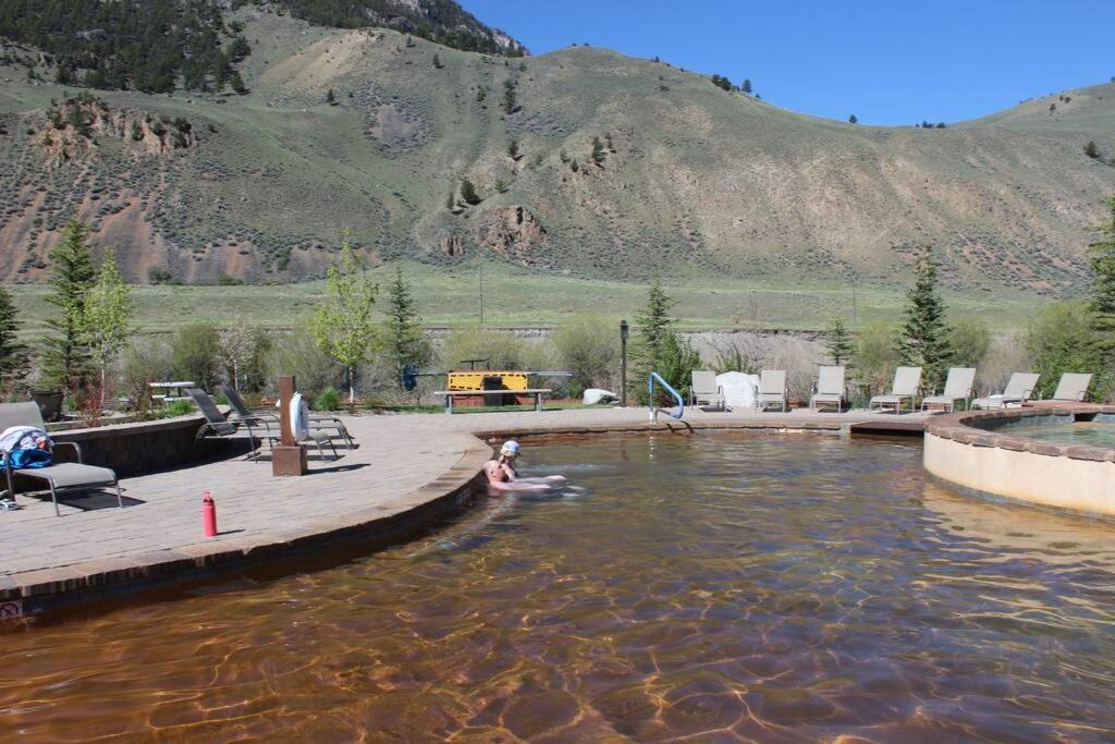 Bison Lodge - Lg Home - 2 Bedrooms - Less Than 5 Miles To Yellowstone North Entrance, Sleeps Up To 8 Gardiner Extérieur photo