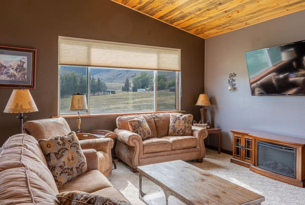 Bison Lodge - Lg Home - 2 Bedrooms - Less Than 5 Miles To Yellowstone North Entrance, Sleeps Up To 8 Gardiner Extérieur photo
