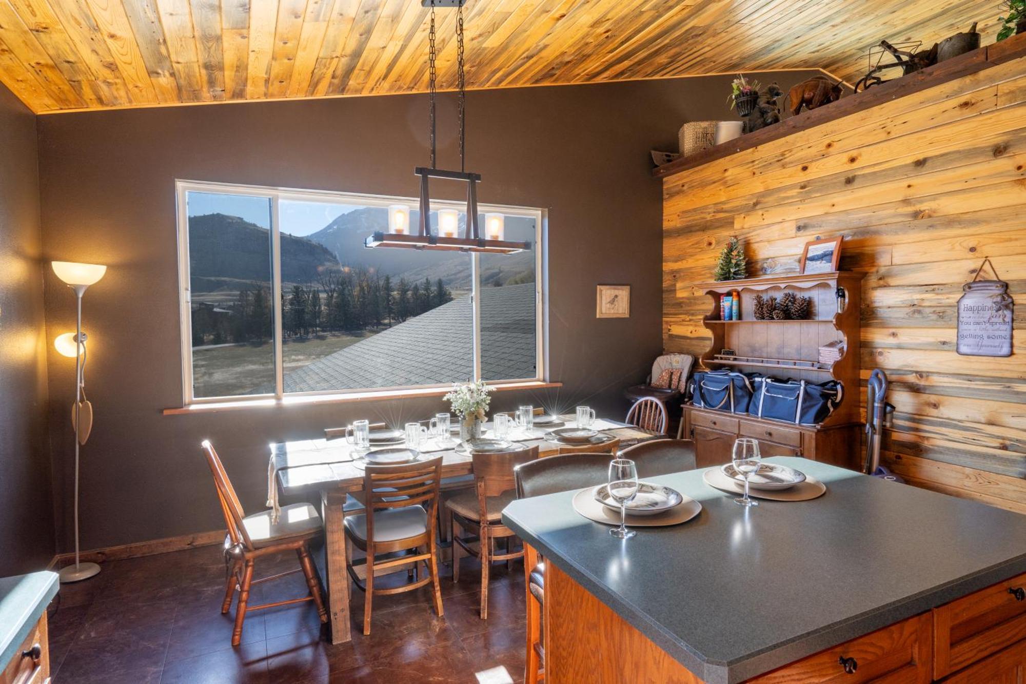 Bison Lodge - Lg Home - 2 Bedrooms - Less Than 5 Miles To Yellowstone North Entrance, Sleeps Up To 8 Gardiner Extérieur photo