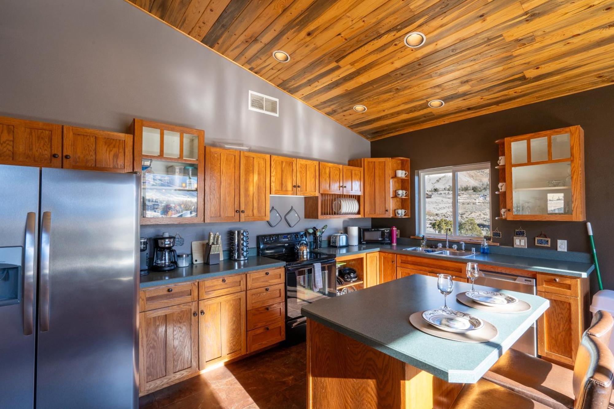 Bison Lodge - Lg Home - 2 Bedrooms - Less Than 5 Miles To Yellowstone North Entrance, Sleeps Up To 8 Gardiner Extérieur photo