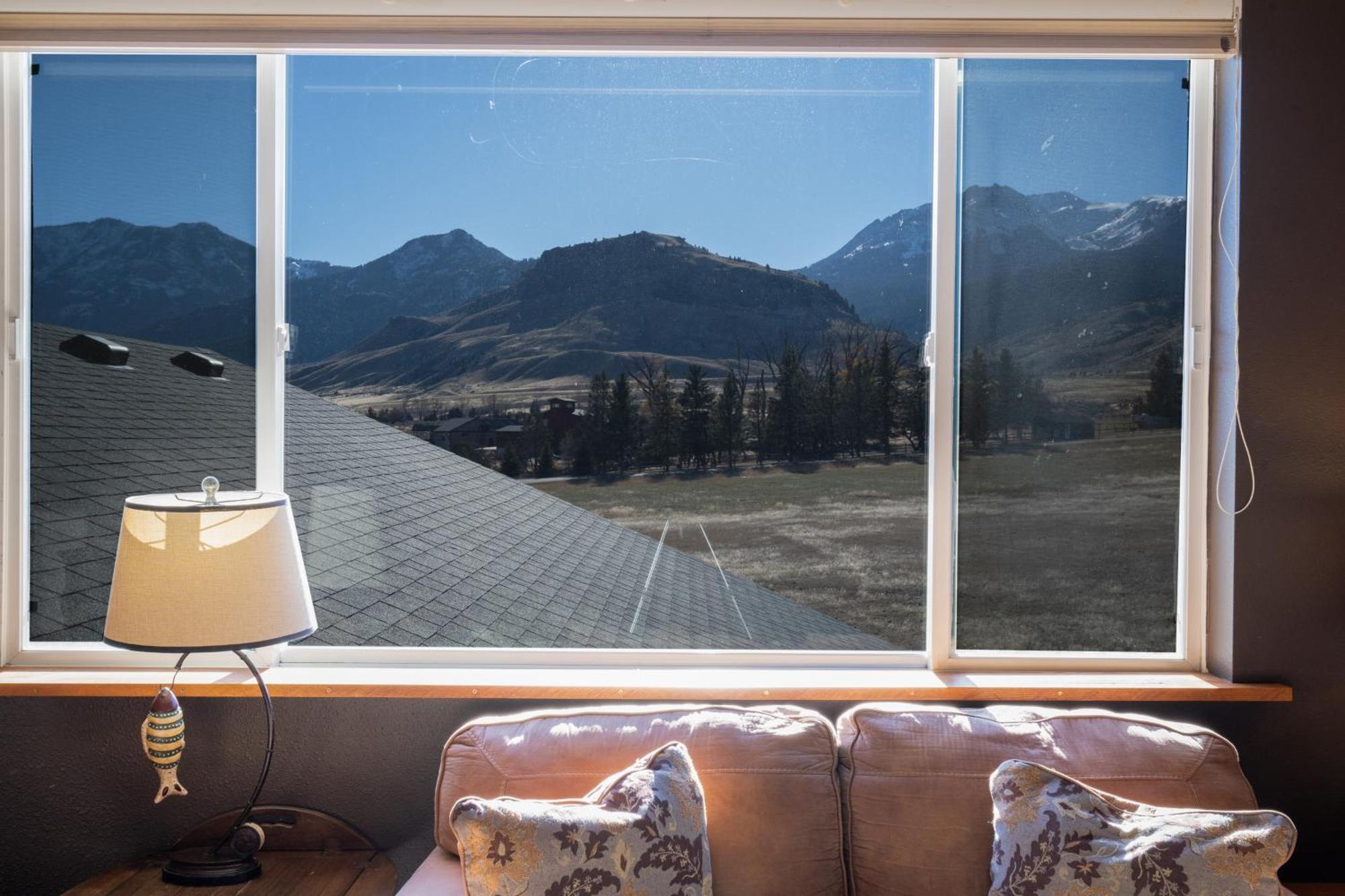 Bison Lodge - Lg Home - 2 Bedrooms - Less Than 5 Miles To Yellowstone North Entrance, Sleeps Up To 8 Gardiner Extérieur photo