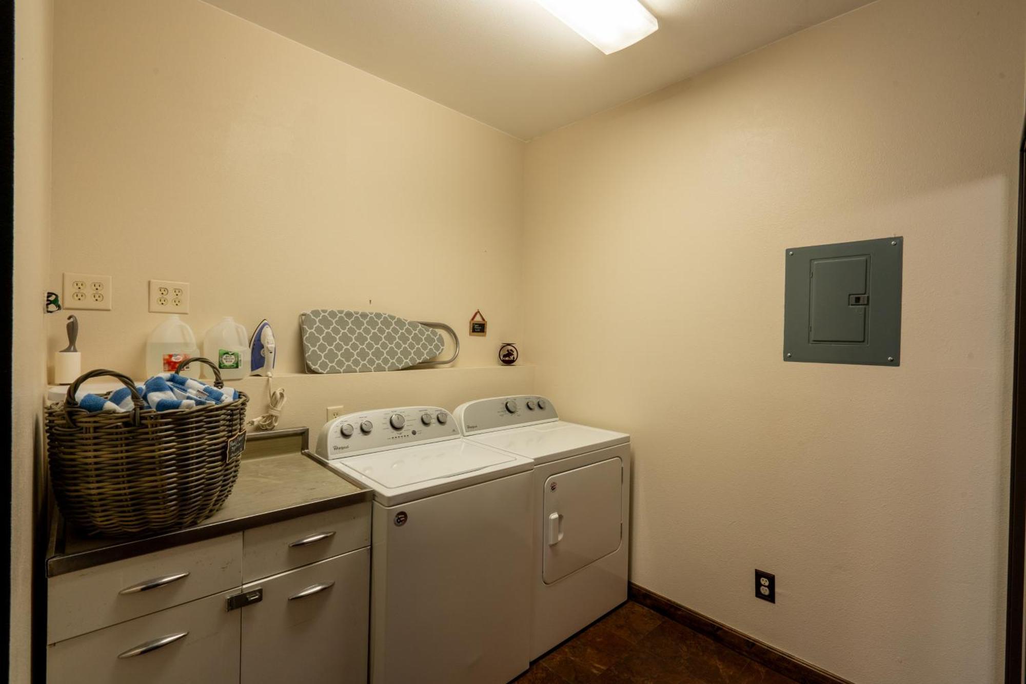 Bison Lodge - Lg Home - 2 Bedrooms - Less Than 5 Miles To Yellowstone North Entrance, Sleeps Up To 8 Gardiner Extérieur photo