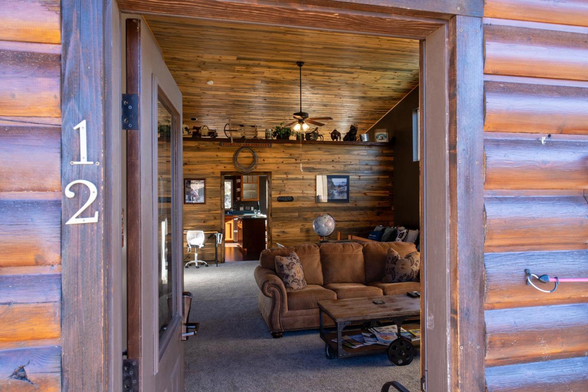 Bison Lodge - Lg Home - 2 Bedrooms - Less Than 5 Miles To Yellowstone North Entrance, Sleeps Up To 8 Gardiner Extérieur photo