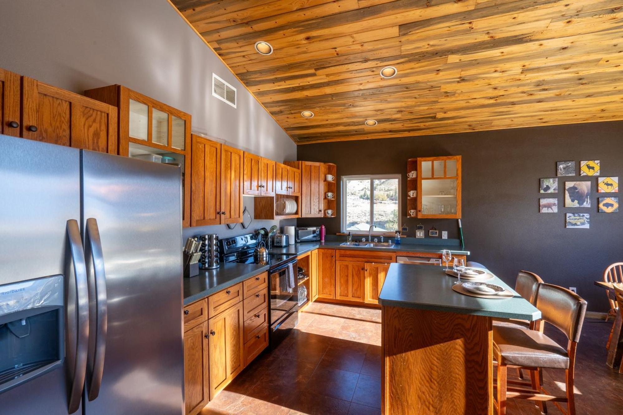 Bison Lodge - Lg Home - 2 Bedrooms - Less Than 5 Miles To Yellowstone North Entrance, Sleeps Up To 8 Gardiner Extérieur photo